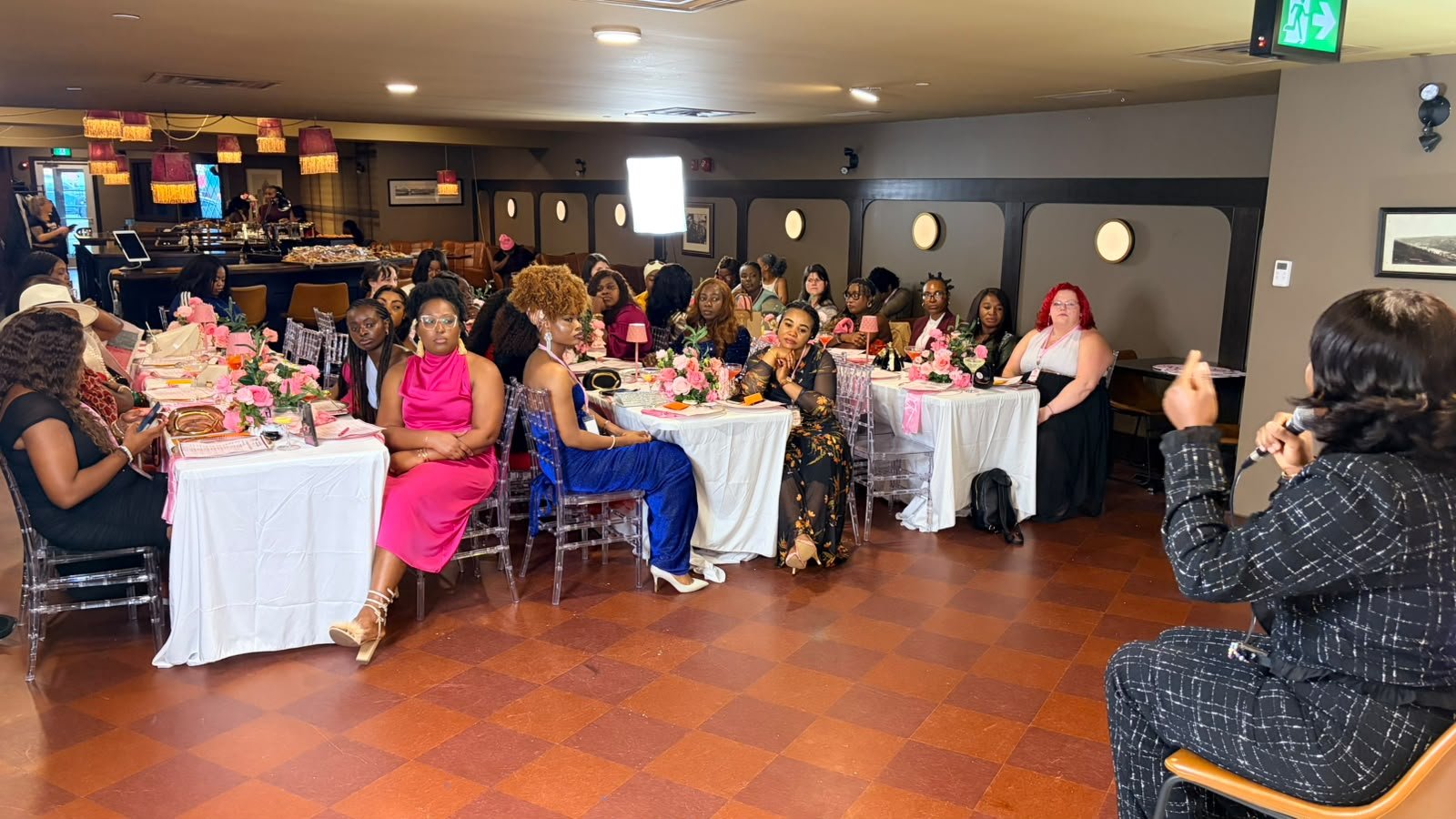 Her Circle NL — Launch conversations