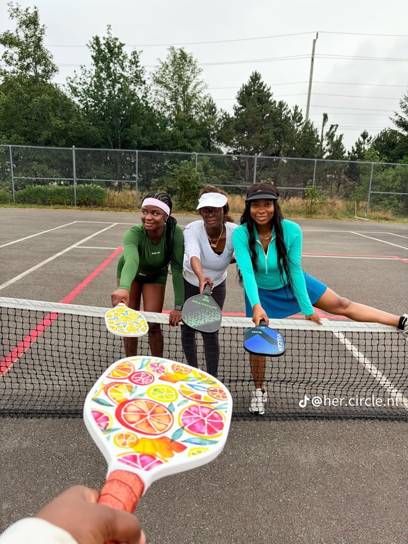 Her Circle NL — Pickleball on court
